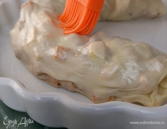 Сверху штрудель смазываем растительным маслом или крепким чаем. Выпекаем в разогретой до 180 °C духовке 30 минут. Достаем готовый штрудель, накрываем полотенцем и даем немного остыть. А потом щедро посыпаем сахарной пудрой. Можно подавать с шариком мороженого. Это очень вкусно! Приятного аппетита!