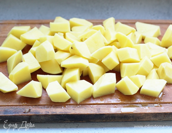 Картошку очистить, нарезать крупными кубиками. Варить ее в кипящей подсоленной воде 5 минут. Обсушить, остудить.