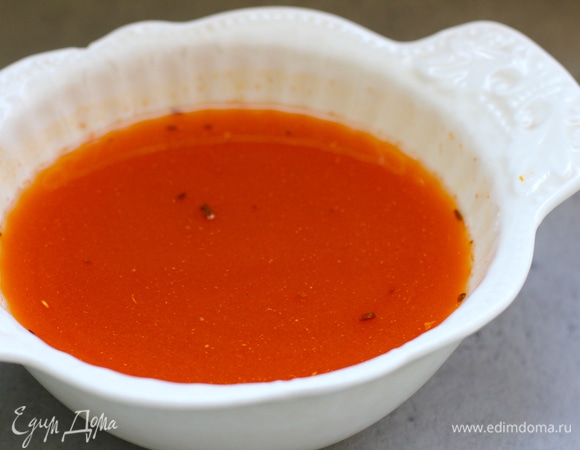 Приготовить заливку. В 1 стакане кипятка растворить кетчуп, добавить мед или сахар, выжать сок из четверти лимона. Крахмал отдельно развести в небольшом количестве холодной воды.