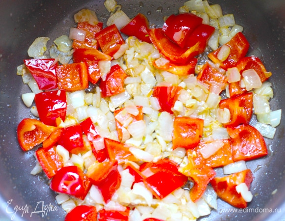 Добавить перцы и жарить 2 минуты.