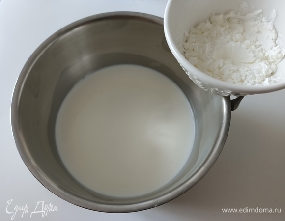 Молоко смешать с кукурузным крахмалом.