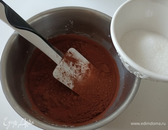 Добавить какао и сахар. При постоянном помешивании довести до кипения.