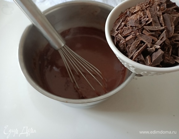 Затем в горячую смесь добавить предварительно измельченный шоколад и дать ему растаять.