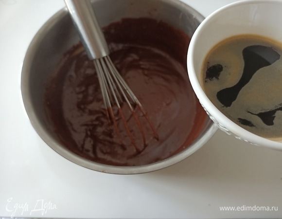 Снять с огня. Добавить кофе.