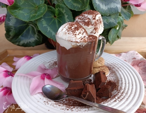 Разлить по кружкам. Сверху можно добавить взбитые сливки, шарик мороженого или маршмеллоу.