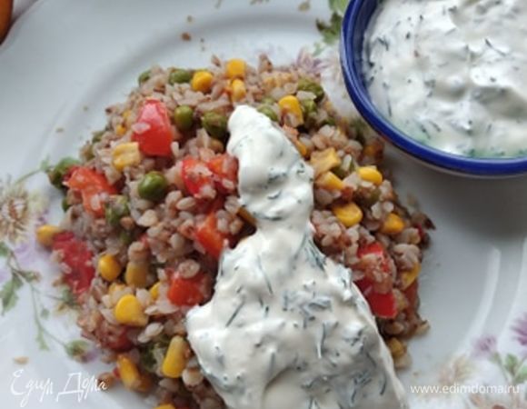 Тем временем готовим соус. Смешиваем сметану и майонез, добавляем пропущенный через пресс чеснок, подсаливаем, если нужно. Мелко шинкуем укроп и добавляем в соус. Когда греча готова, поливаем соусом и подаем с мясом или как самостоятельное блюдо. Приятного аппетита!