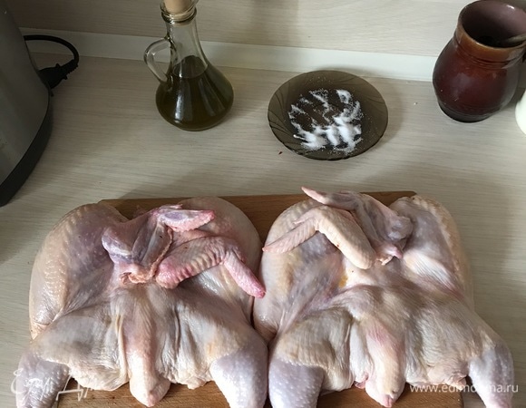 Разрезаем ножом вдоль грудки, распластываем и натираем смесью соли и оливкового масла.