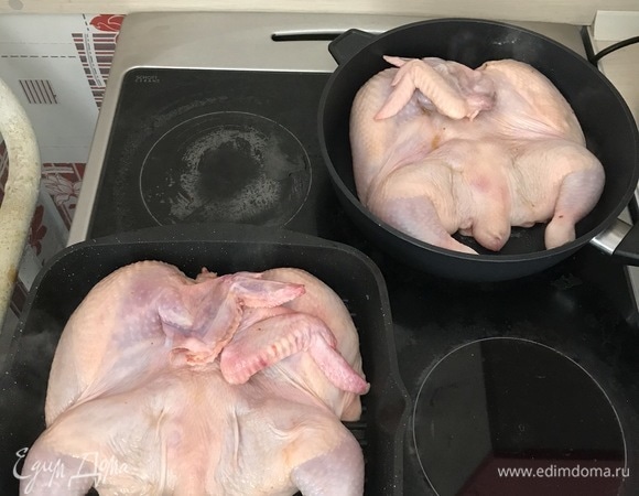 На раскаленной сковороде обжариваем хребтом вниз 3–5 минут.