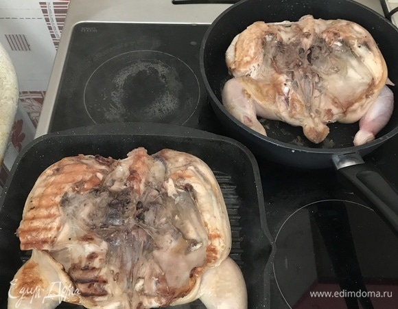 Потом переворачиваем и жарим на коже столько же.