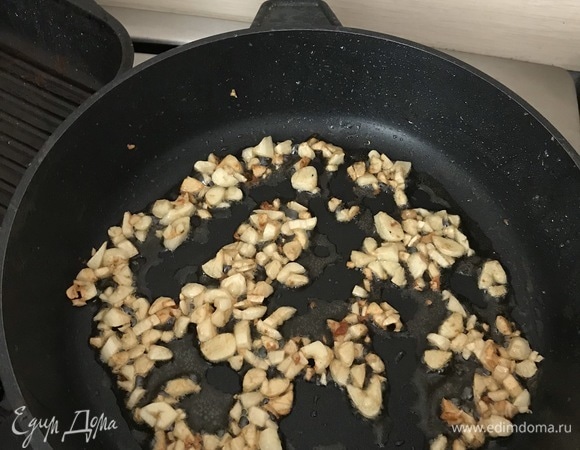 Режем чеснок и кинзу, чеснок обжариваем.