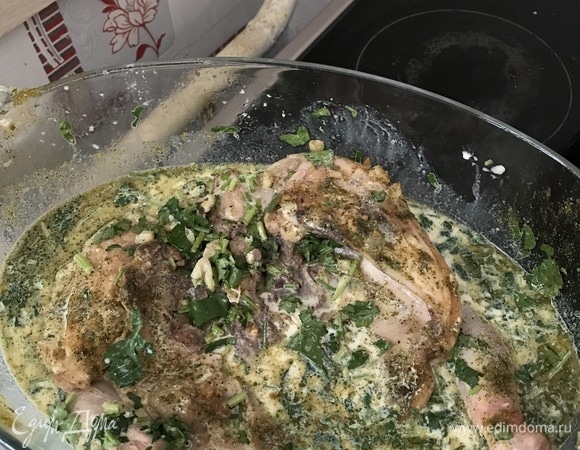 Добавляем сливки с кинзой, подсаливаем на вкус, доводим до кипения и выкладываем туда цыпленка. Тушим около 20 минут на среднем огне под крышкой.