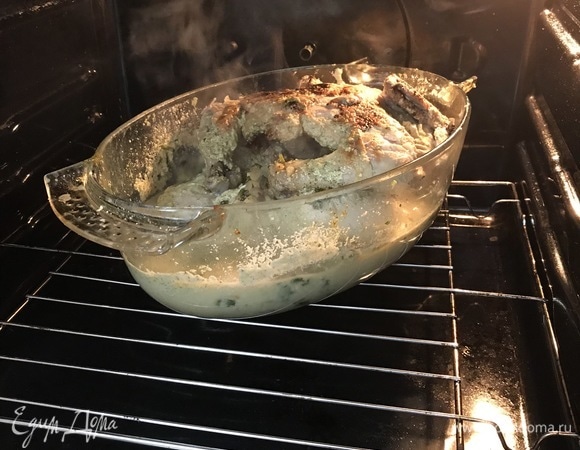 Духовку разогреваем до 140–150°C и ставим туда цыпленка без крышки на 40 минут (на фото два цыпленка, канонически правильным является нижний, которого не видно под соусом).