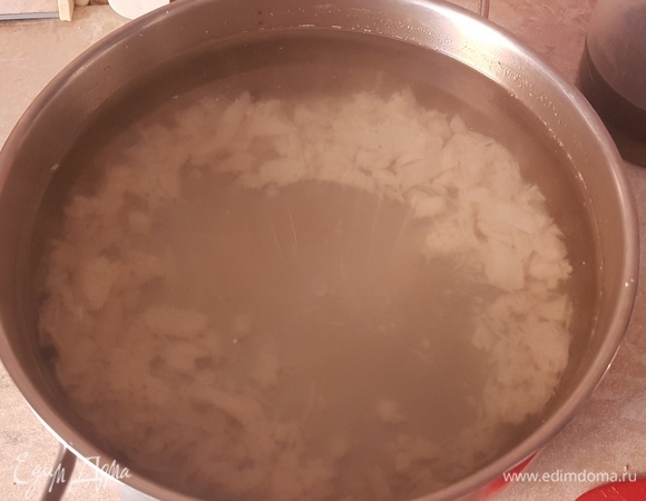 Из куриной грудки сварить бульон. Мясо нарезать небольшими кусочками.