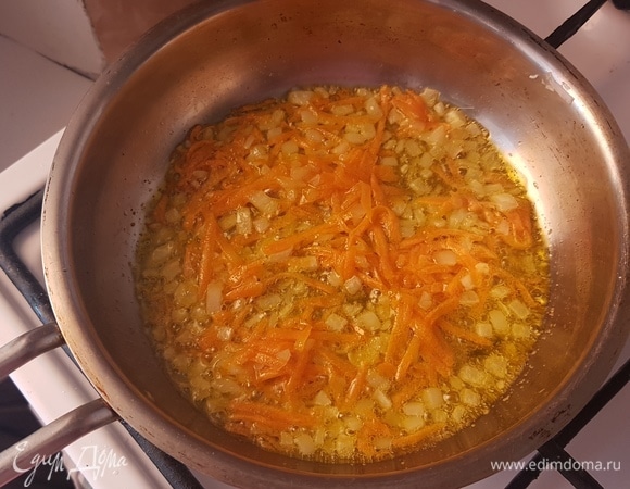 Лук нарезать мелким кубиком, морковь натереть на крупной терке. Обжарить на растительном масле до золотистого цвета.