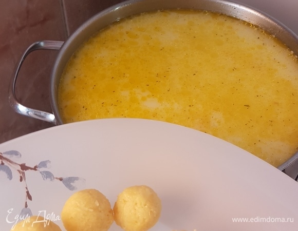 В конце в суп добавить плавленый сыр. Растворить его. Добавить сырные шарики. Прокипятить минут пять. Подавать, посыпав зеленью.