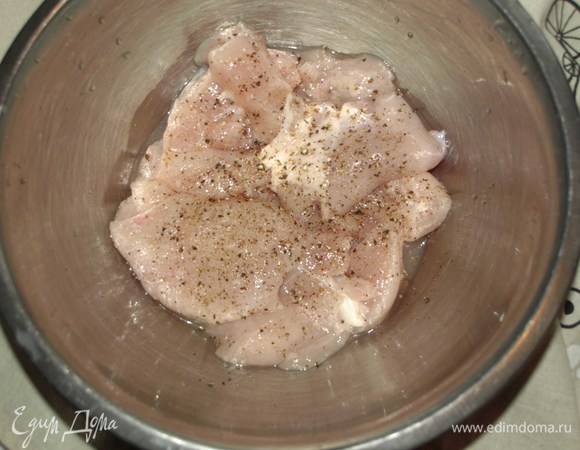 Духовку разогреваем до 180ºС. Используем любую филейную часть курицы: бедро, голень, грудку. Подготовленные кусочки курицы посыпать солью, перцем или любыми приправами на свой вкус. Перемешать и дать постоять 5 минут. Помидоры нарезать кружочками, сыр — тонкими кусочками или натереть на крупной терке.