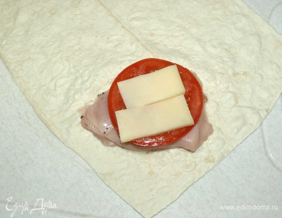 На полоску лаваша выкладываем кусочек филе курицы, помидор, сыр и заворачиваем. Завернуть можно треугольником, конвертиком или рулетом. Вкус от способа формирования не зависит.