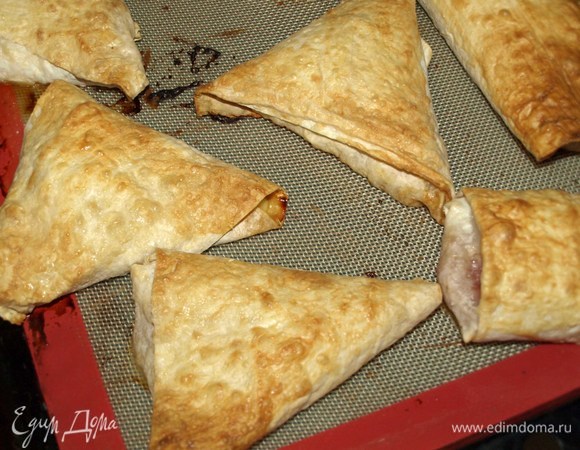 Достаем готовые пирожки и даем им отдохнуть на притивне 10 минут.