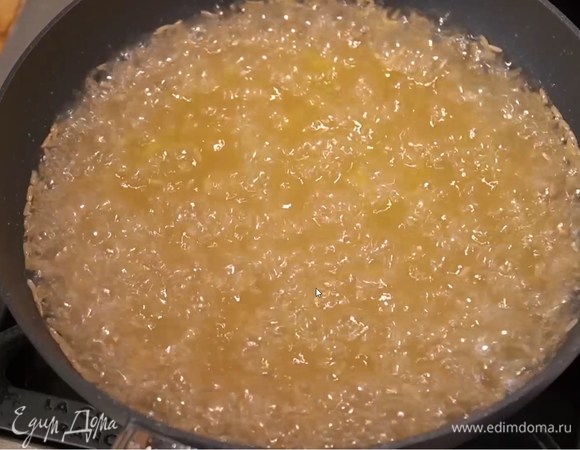 Разогреть в сковороде вок 2 ст. ложки оливкового масла, всыпать рис и, помешивая, прогреть его, чтобы он пропитался маслом, затем залить водой согласно инструкции на упаковке и варить до готовности, в конце варки добавить 1/2 ч. ложки соли и все перемешать.