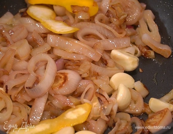 Разогреть в тяжелой сковороде с толстым дном 2 ст. ложки оливкового масла и обжаривать шалот 10‒15 минут, затем посолить и обжаривать еще 10 минут, добавить чеснок, оставшееся оливковое масло и цедру, все перемешать и готовить около 5 минут, пока лук не закарамелизируется.