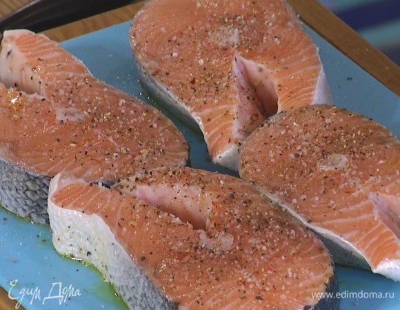 Рыбу посолить и поперчить со всех сторон, с одной стороны сбрызнуть оливковым маслом Extra Virgin.