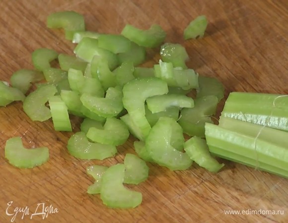 Стебель сельдерея тонко порезать.