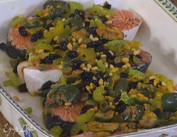 Рыбу уложить в жаропрочную форму для запекания смазанной маслом стороной вниз, сверху равномерно выложить зеленый соус.