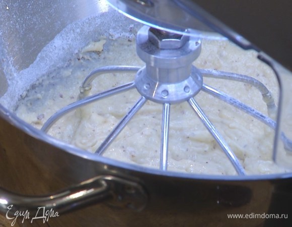 В чаше комбайна соединить 2/3 сахара и предварительно размягченное сливочное масло, все вымешать, затем, не выключая комбайна, по одному ввести два яйца, всыпать немного муки, ваниль, разрыхлитель и соль. Увеличить скорость, добавить оставшееся яйцо, муку, измельченный фундук и вымешать тесто.