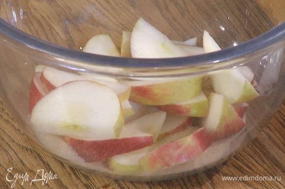 Оставшийся сахар и дольки яблок выложить в глубокую миску и перемешать, затем добавить горсть свежей малины и еще раз перемешать.