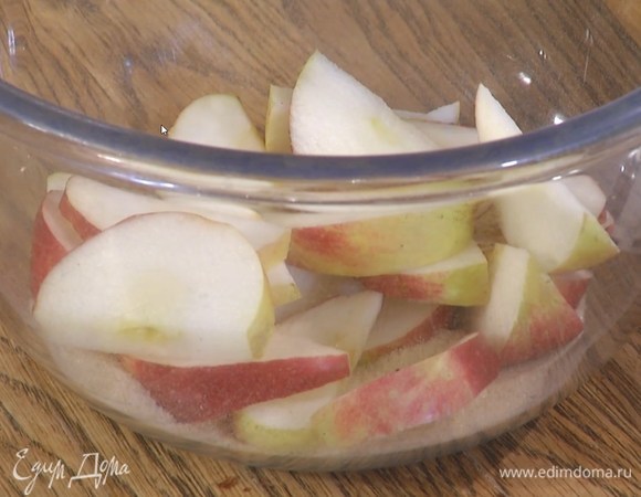 Оставшийся сахар и дольки яблок выложить в глубокую миску и перемешать, затем добавить горсть свежей малины и еще раз перемешать.