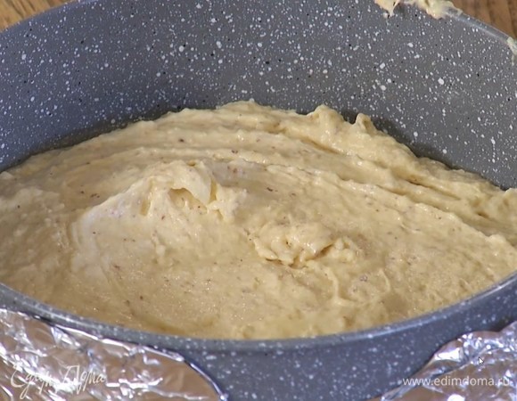 Разъемную форму снаружи плотно обернуть фольгой, внутри смазать растительным маслом, выложить тесто и разровнять его.