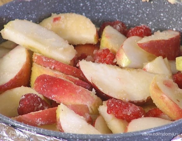 На тесто равномерно выложить слой малинового джема, а сверху яблоки с малиной и сахаром.