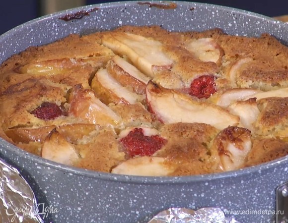 Выпекать пирог около часа в зависимости от мощности духовки.