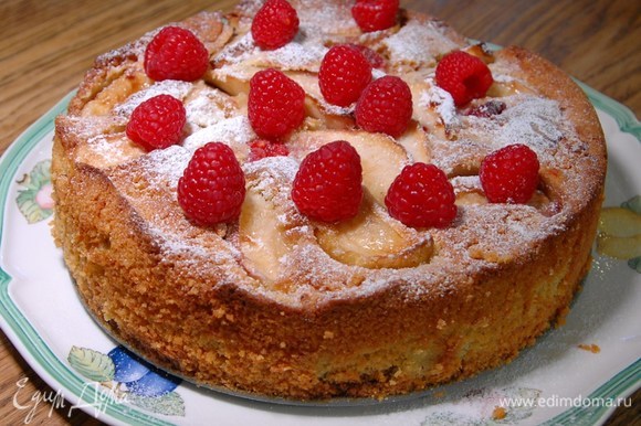 Готовый пирог посыпать сахарной пудрой, украсить оставшейся свежей малиной.