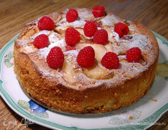 Готовый пирог посыпать сахарной пудрой, украсить оставшейся свежей малиной.