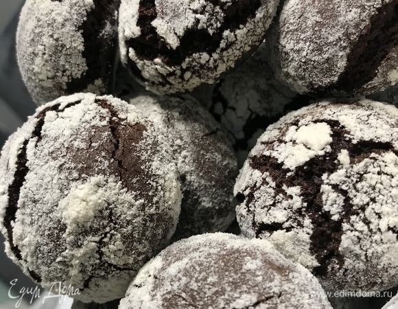 Выпекаем 10–15 минут, в зависимости от духовки. Получаеться очень вкусное печенье, хрустящее снаружи и мягкое внутри.