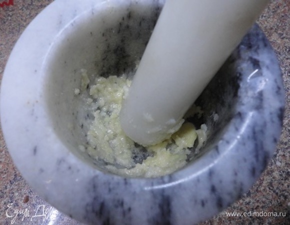 Отделяем мясо от кости и кожи. В ступке перетираем чеснок с солью.