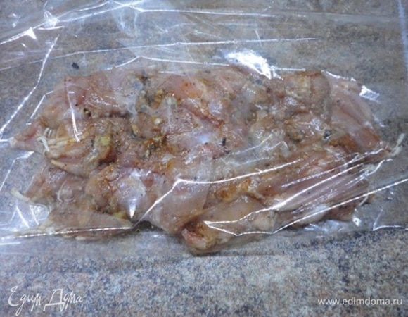 Смазываем курицу соусом и выкладываем в рукав для запекания.