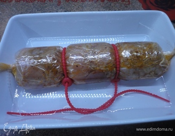 Сворачиваем плотно в рулет, закрепляем концы. В жаровню наливаем 1 стакан воды и выкладываем подготовленный рулет. Запекаем в духовке при 200°C около 1 часа.