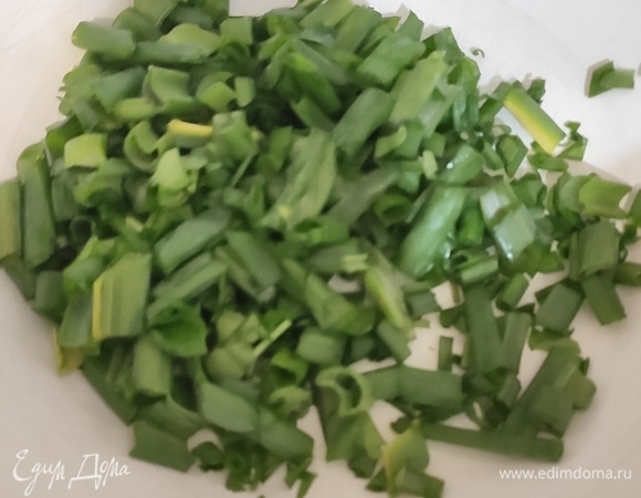 Лук и петрушку нарезать, положить в миску.