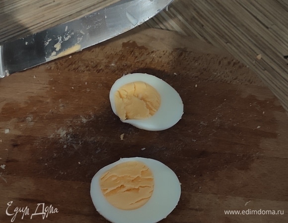 Яйца нарезать и положить в миску.