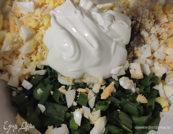Положить сметану и перемешать салат.