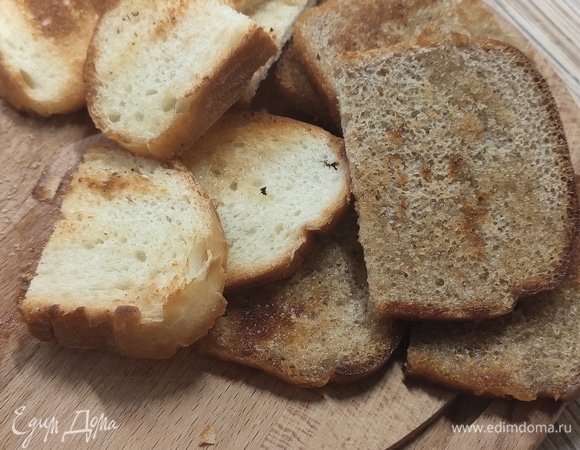 Нарезать хлеб и поджарить его на подсолнечном масле.