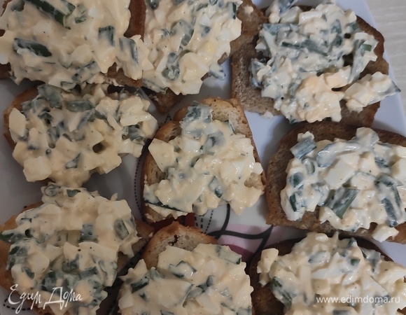 Разрезать гренки на две половинки. Выложить салат на гренки. Готово!