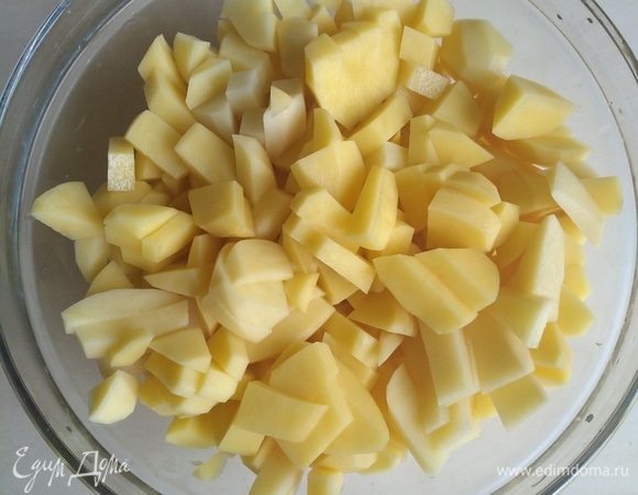 Картошку чистим, моем, режем.
