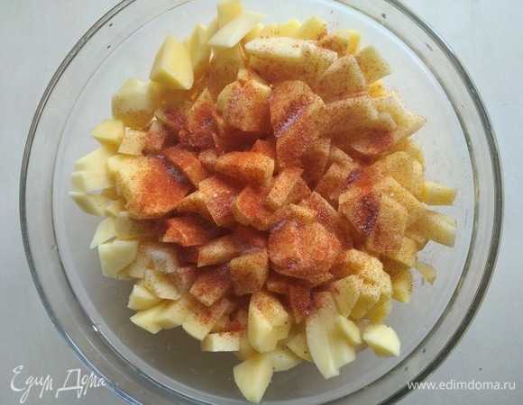 Посыпаем солью, сушеным чесноком, паприкой и перемешиваем.