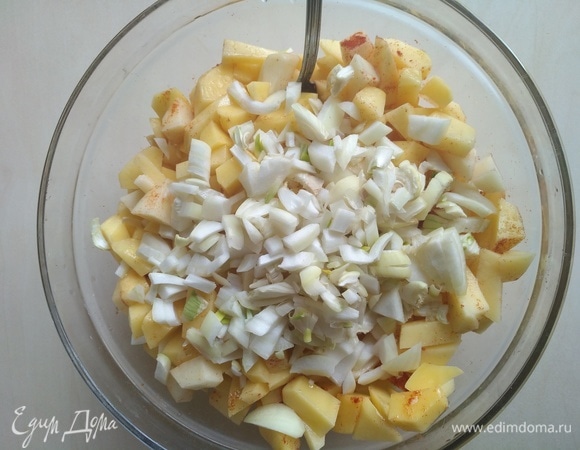 На этом этапе добавим нарезанный лук.