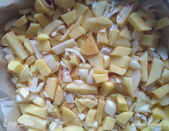 Затем — оливковое масло. Перемешиваем и выкладываем в форму для запекания. Ставим в разогретую до 200°C духовку. Время приготовления — 30 минут.