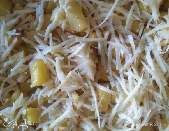 За 5 минут до готовности посыпаем нашу картошечку сыром.