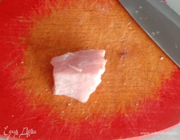 Для начала нарежем свинину на средние кубики. Я брал свиные края, можете взять вырезку или шейку — на ваше усмотрение.